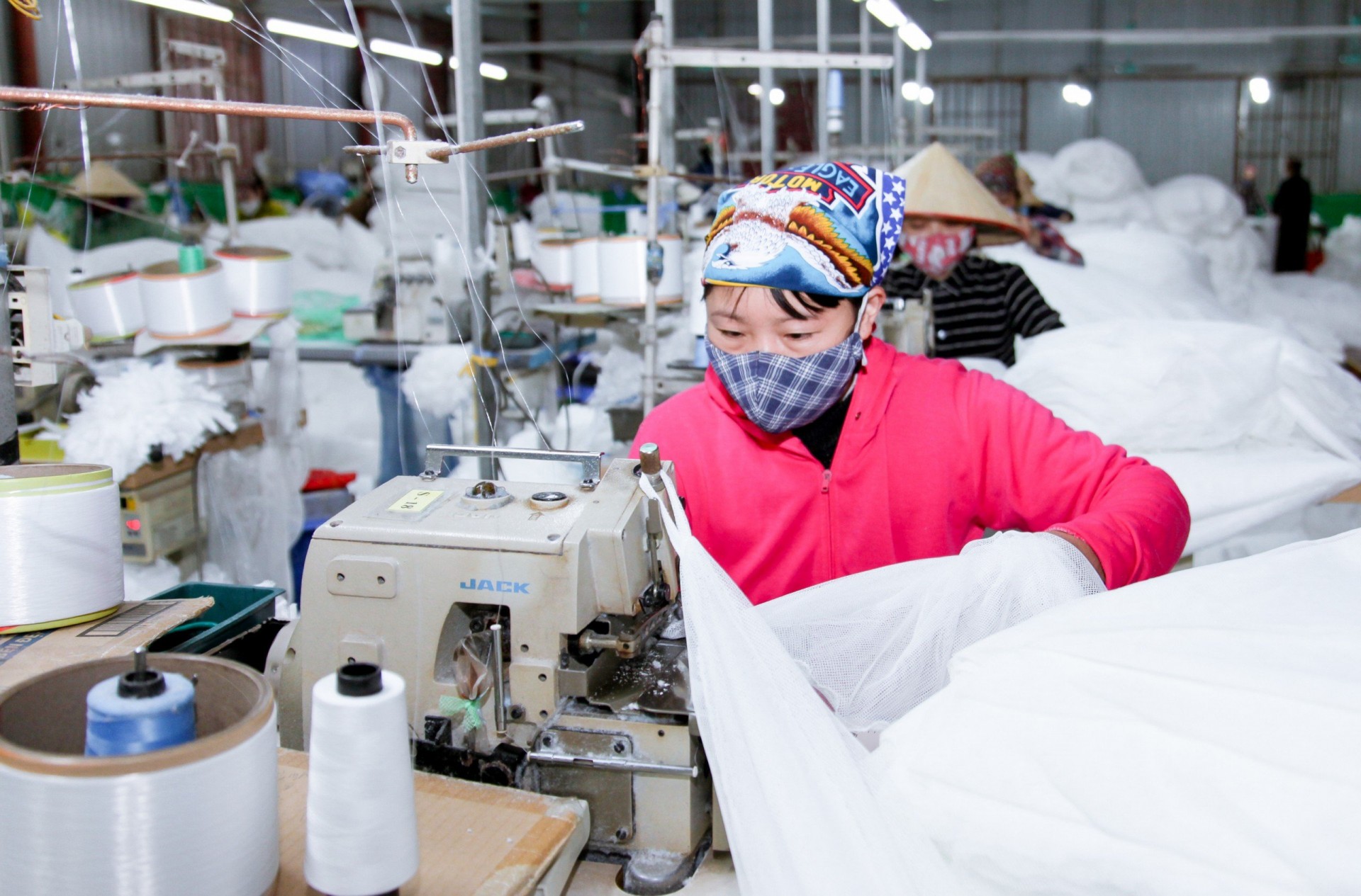 Nhờ vốn vay từ Ngân hàng CSXH huyện Yên Lạc, gia đình anh Nguyễn Quốc Chính, xã Liên Châu đã thoát nghèo, vươn lên làm giàu với mô hình gia công hàng may mặc xuất khẩu. Ảnh: Nguyễn Lượng Nhờ vốn vay từ Ngân hàng CSXH huyện Yên Lạc, gia đình anh Nguyễn Quốc Chính, xã Liên Châu đã thoát nghèo, vươn lên làm giàu với mô hình gia công hàng may mặc xuất khẩu. Ảnh: Nguyễn Lượng