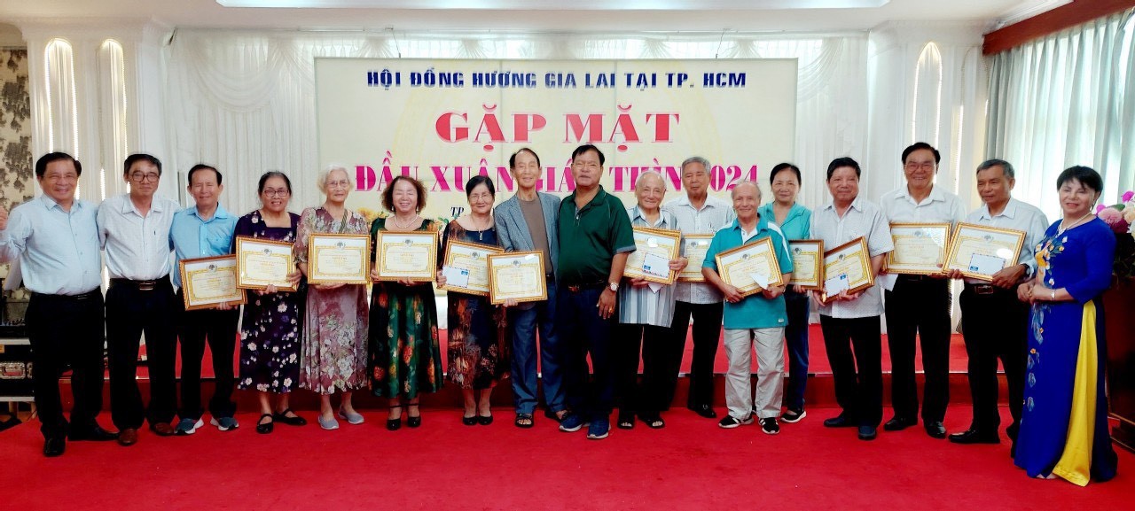 Ông Ksor Nham - Trưởng ban liên lạc Hội đồng hương Gia Lai tại TP.HCM (áo xanh ở giữa) trao tặng Giấy chứng nhận Người cao tuổi của Hội đồng hương Gia Lai Ông Ksor Nham - Trưởng ban liên lạc Hội đồng hương Gia Lai tại TP.HCM (áo xanh ở giữa) trao tặng Giấy chứng nhận Người cao tuổi của Hội đồng hương Gia Lai