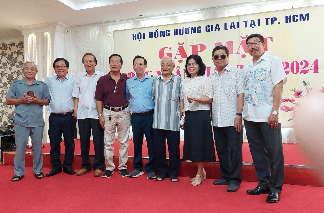 Thành viên Hội Đồng hương Gia Lai tại TP. HCM chụp hình lưu niệm Thành viên Hội Đồng hương Gia Lai tại TP. HCM chụp hình lưu niệm