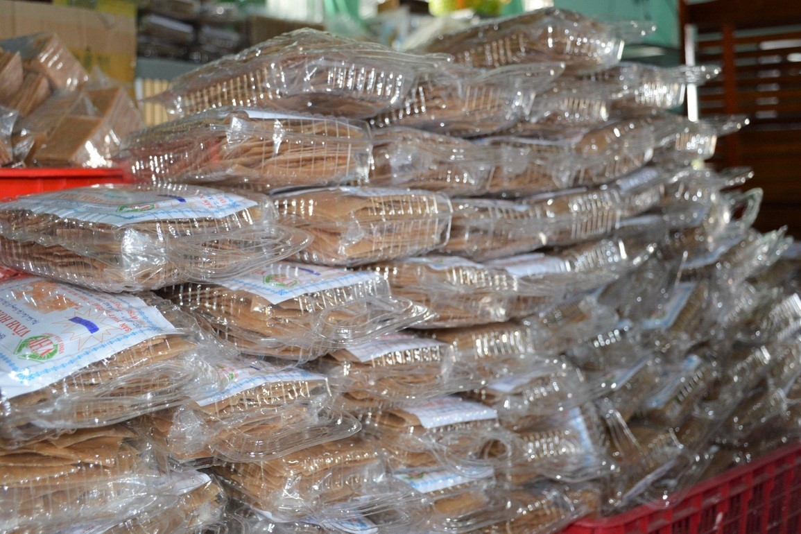 Vễ Vĩnh Châu ghé thăm làng nghề bánh phồng tôm 70 năm tuổi Vễ Vĩnh Châu ghé thăm làng nghề bánh phồng tôm 70 năm tuổi