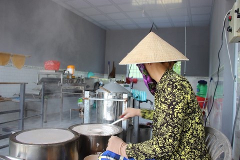Vễ Vĩnh Châu ghé thăm làng nghề bánh phồng tôm 70 năm tuổi