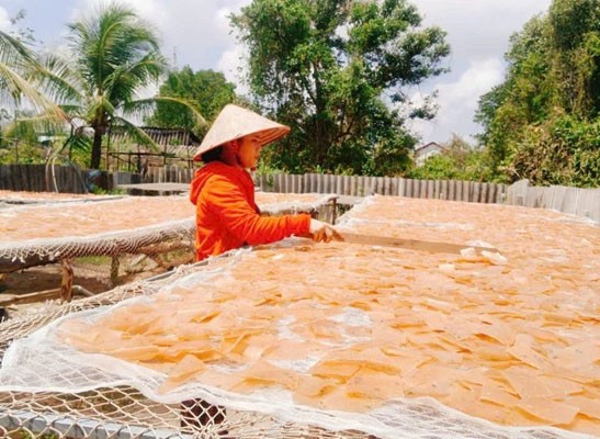 Bánh phồng tôm Lạc Hòa được làm thủ công 100%, từ khâu chọn nguyên liệu đến sơ chế, chế biến. Bánh phồng tôm Lạc Hòa được làm thủ công 100%, từ khâu chọn nguyên liệu đến sơ chế, chế biến.