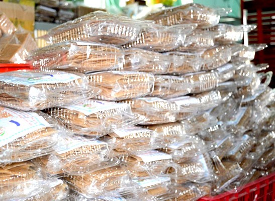 Bánh phồng tôm là một trong những món đặc sản được nhiều du khách chọn. Bánh phồng tôm là một trong những món đặc sản được nhiều du khách chọn.