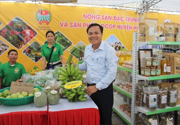 Ông Huỳnh Văn Hùng, Chủ tịch HND xã Hòa Phú giới thiệu các sản phẩm đạt OCOP của xã Hòa Phú