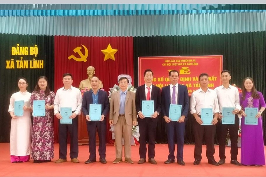 Chủ tịch Hội Luật gia huyện Ba Vì trao Quyết định cho các Luật gia xã Tản Lĩ