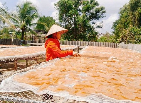 Về Vĩnh Châu thăm làng nghề bánh phồng tôm