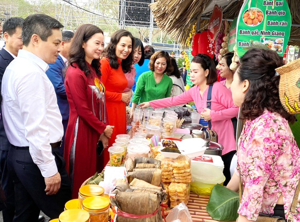 Lễ hội truyền thống Nữ tướng Lê Chân - Di sản văn hóa phi vật thể quốc gia. Lễ hội truyền thống Nữ tướng Lê Chân - Di sản văn hóa phi vật thể quốc gia.