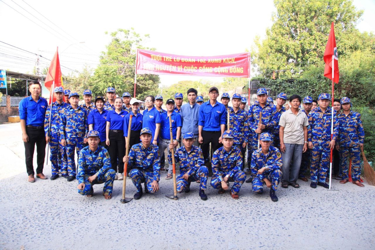Tuổi trẻ Lữ đoàn 162 và cán bộ, đoàn viên thanh niên địa phương chụp ảnh lưu niệm trước khi thực hiện công việc Tuổi trẻ Lữ đoàn 162 và cán bộ, đoàn viên thanh niên địa phương chụp ảnh lưu niệm trước khi thực hiện công việc
