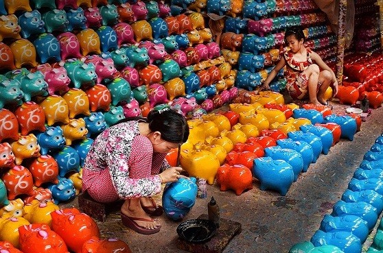 Làng nghề heo đất tại phường Lái Thiêu, thành phố Thuận An, tỉnh Bình Dương ra đời cách đây hơn 50 năm. Làng nghề heo đất tại phường Lái Thiêu, thành phố Thuận An, tỉnh Bình Dương ra đời cách đây hơn 50 năm.