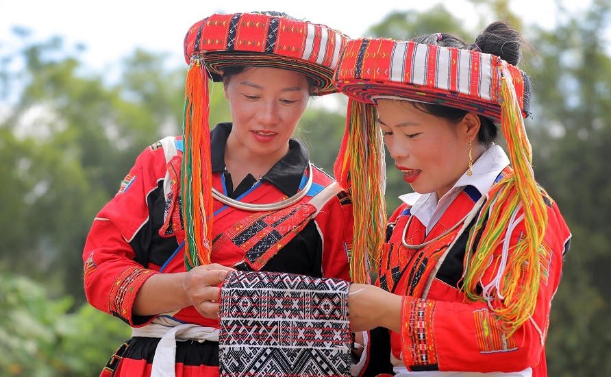 Những bộ trang phục rực rỡ kết hợp với ánh bạc của đồ trang sức như vòng bạc, cặp ba lá, khăn vấn đầu làm cho khuôn mặt người phụ nữ Pà Thẻn thêm rạng rỡ. Những bộ trang phục rực rỡ kết hợp với ánh bạc của đồ trang sức như vòng bạc, cặp ba lá, khăn vấn đầu làm cho khuôn mặt người phụ nữ Pà Thẻn thêm rạng rỡ.