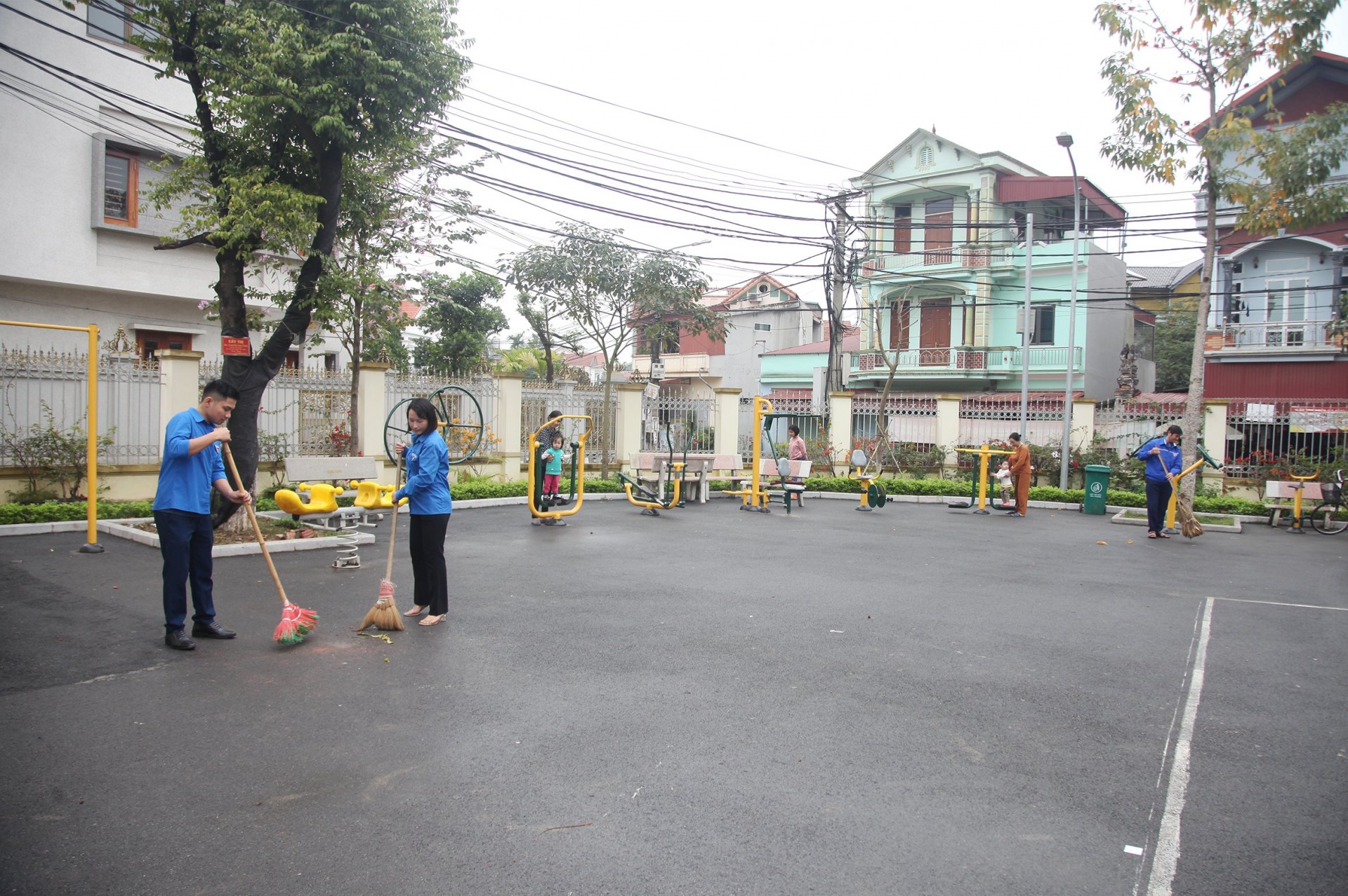 Đoàn viên, thanh niên xã Vũ Di, huyện Vĩnh Tường thường xuyên tổ chức ra quân vệ sinh môi trường. Ảnh: Dương Chung Đoàn viên, thanh niên xã Vũ Di, huyện Vĩnh Tường thường xuyên tổ chức ra quân vệ sinh môi trường. Ảnh: Dương Chung