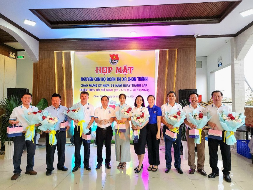 Đồng chí Lê Hoàng Lâm, Bí thư Thị ủy Chơn Thành tặng hoa và quà cho lãnh đạo đoàn qua các thời kỳ Đồng chí Lê Hoàng Lâm, Bí thư Thị ủy Chơn Thành tặng hoa và quà cho lãnh đạo đoàn qua các thời kỳ