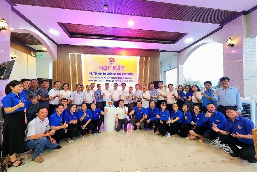 Chụp hình lưu niệm tại buổi họp mặt Chụp hình lưu niệm tại buổi họp mặt