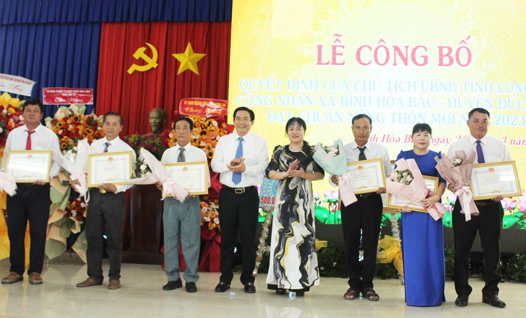 Các tập thể, cá nhân được khen thưởng vì có thành tích tiêu biểu trong đóng góp xây dựng xã Bình Hòa Bắc đạt chuẩn nông thôn mới năm 2023 Các tập thể, cá nhân được khen thưởng vì có thành tích tiêu biểu trong đóng góp xây dựng xã Bình Hòa Bắc đạt chuẩn nông thôn mới năm 2023