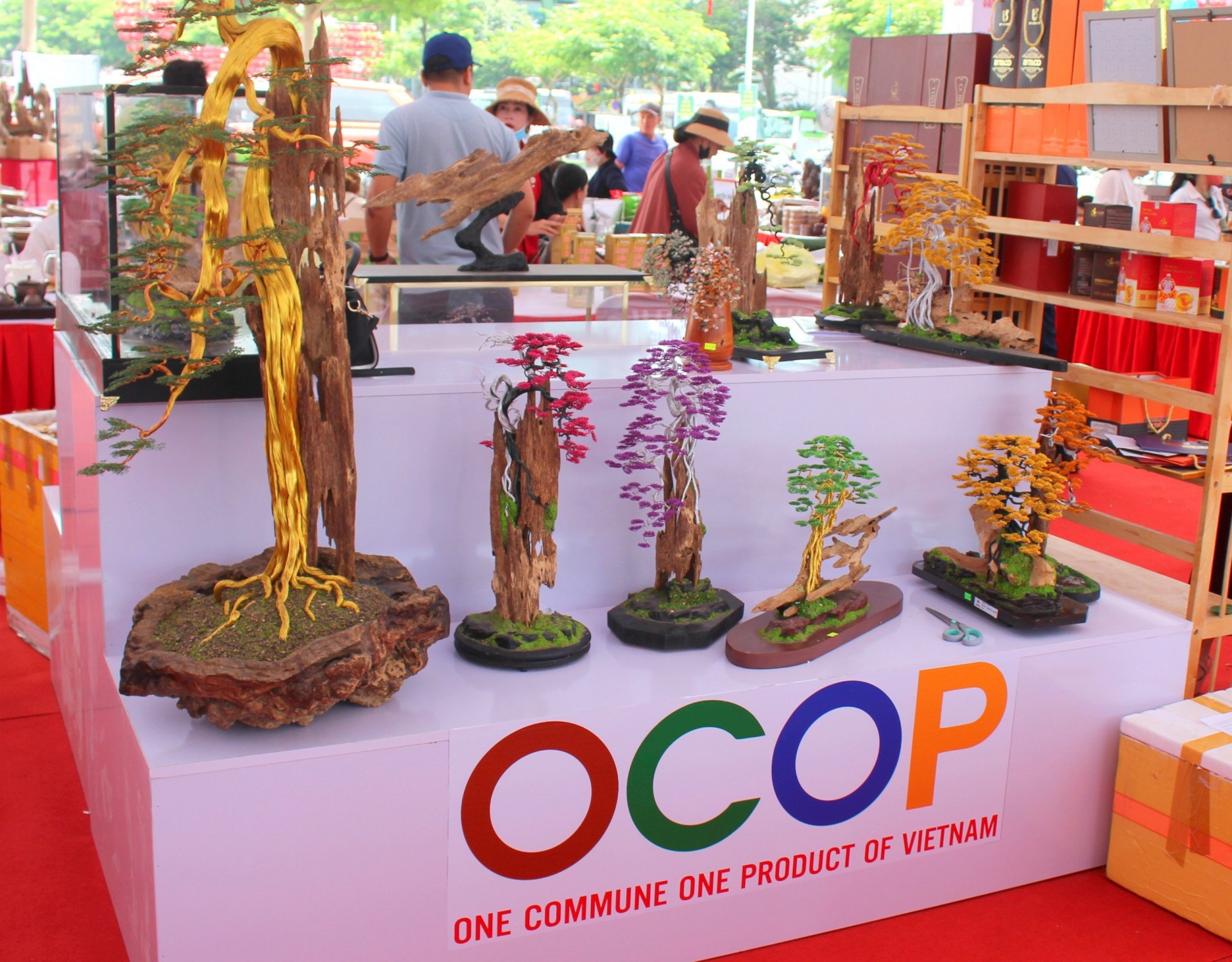 Các tác phẩm từ bonsai trầm hương tại Hội chợ Hàng Việt Nam chất lượng cao tại Đà Nẵng Các tác phẩm từ bonsai trầm hương tại Hội chợ Hàng Việt Nam chất lượng cao tại Đà Nẵng