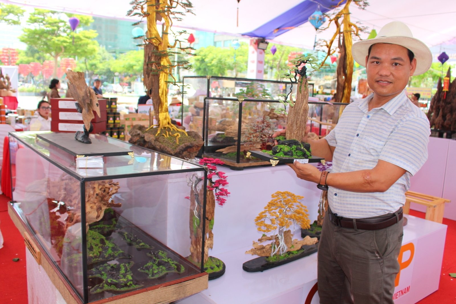 Nghệ nhân Lê Hồng Thái giới thiệu các tác phẩm từ bonsai trầm hương tại Hội chợ Hàng Việt Nam chất lượng cao tại Đà Nẵng Nghệ nhân Lê Hồng Thái giới thiệu các tác phẩm từ bonsai trầm hương tại Hội chợ Hàng Việt Nam chất lượng cao tại Đà Nẵng