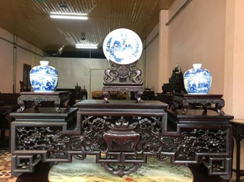 Các sản phẩm là đứa con tinh thần, là niềm đam mê của người thợ nên được chăm chút tỉ mỉ, chính xác đến từng chi tiết trang trí, chạm khắc Các sản phẩm là đứa con tinh thần, là niềm đam mê của người thợ nên được chăm chút tỉ mỉ, chính xác đến từng chi tiết trang trí, chạm khắc