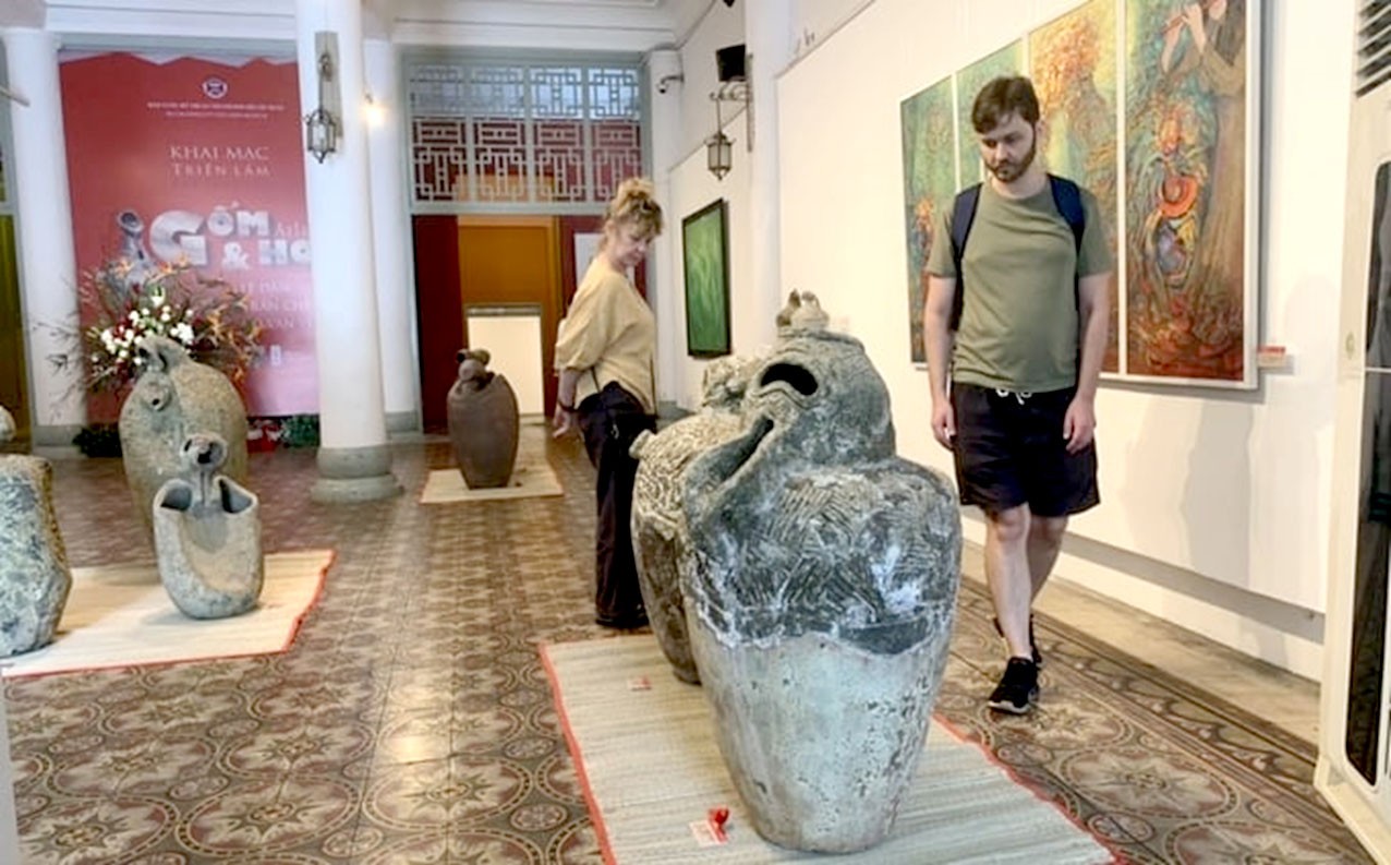 Triển lãm “gốm Atlantis và họa”