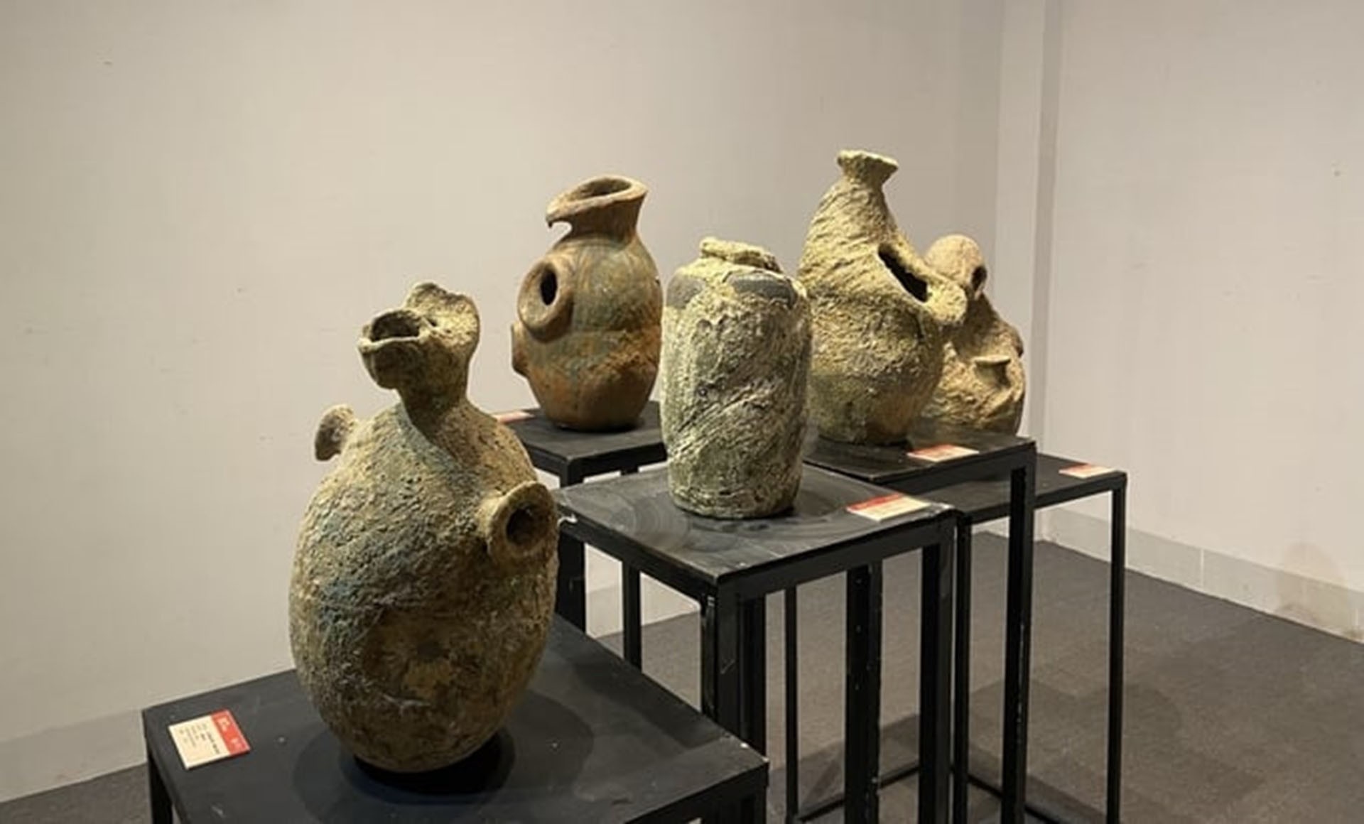 Triển lãm “gốm Atlantis và họa”