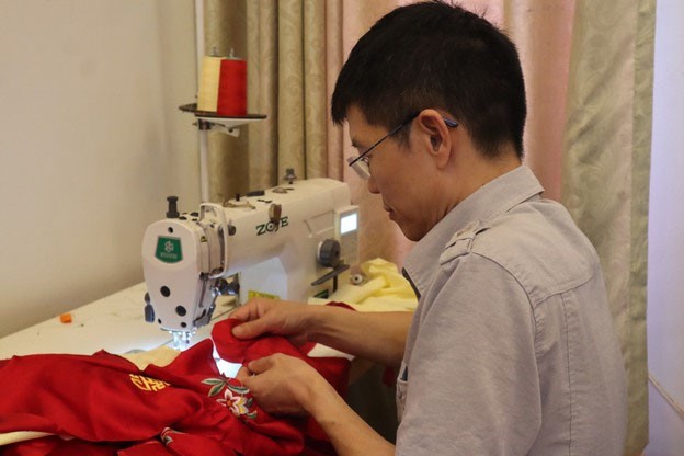 Nghệ nhân Vũ Văn Giỏi đang trong quá trình hoàn thiện một tác phẩm. ảnh sưu tầm