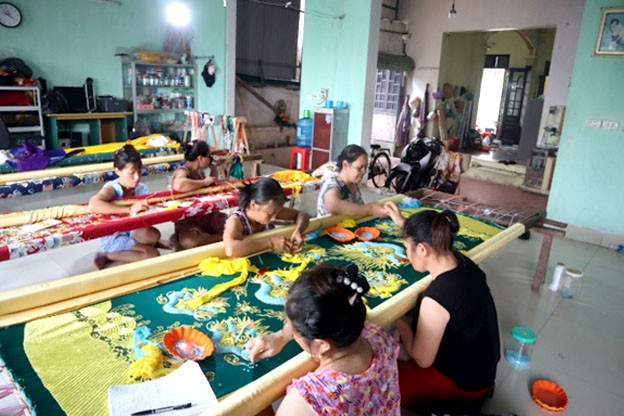 Hoa văn, họa tiết trên các trang phục được người nghệ nhân thêu tỉ mỉ từ chi tiết