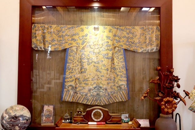 Bộ long bào của vua Đồng Khánh - vị vua thứ chín của nhà Nguyễn được nghệ nhân Vũ Văn Giỏi phục dựng và trưng bày tại nhà riêng