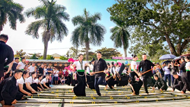 Múa sạp trong lễ hội hoa ban. Múa sạp trong lễ hội hoa ban.