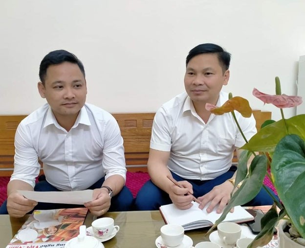 Ông Nguyễn Văn Thành (bên trái) Phó chủ tịch UBND xã Yên Bài và ông Nguyễn Văn Lập, PBT Đảng uỷ, Chủ tịch UBND xã trao đổi về sử dụng chế phẩm sinh học bảo vệ môi trường Ông Nguyễn Văn Thành (bên trái) Phó chủ tịch UBND xã Yên Bài và ông Nguyễn Văn Lập, PBT Đảng uỷ, Chủ tịch UBND xã trao đổi về sử dụng chế phẩm sinh học bảo vệ môi trường