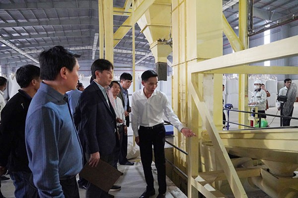 Tham quan mô hình trình diễn kỹ thuật sản xuất viên nén gỗ tại Công ty CP Dũng Nguyệt Anh Quảng Bình. Tham quan mô hình trình diễn kỹ thuật sản xuất viên nén gỗ tại Công ty CP Dũng Nguyệt Anh Quảng Bình.