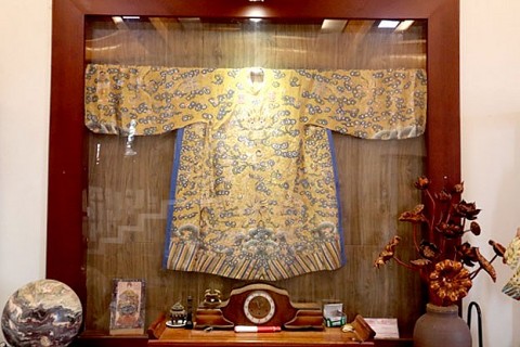 lang nghe theu ao cho vua