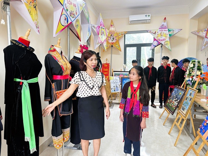 Giờ học ngoại khóa giới thiệu trang phục truyền thống tại Trường PTDT nội trú huyện Ba Chẽ.