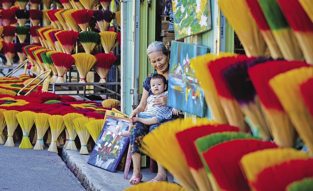 Nằm trên trục đường có nhiều điểm du lịch nổi tiếng, làng hương Thủy Xuân có nhiều cơ hội để phát triển du lịch.