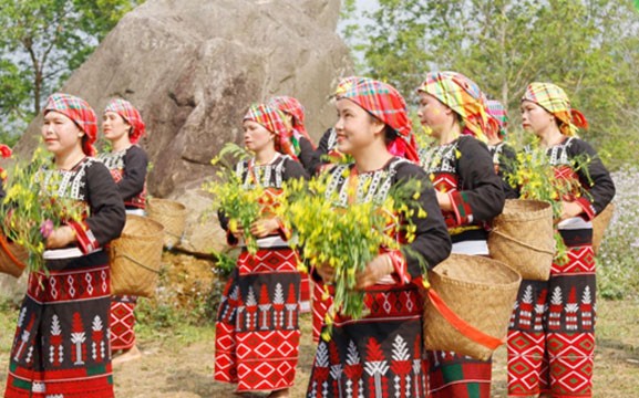 Đồng bào dân tộc Xá Phó tham gia lễ hội với trang phục truyền thống. Đồng bào dân tộc Xá Phó tham gia lễ hội với trang phục truyền thống.