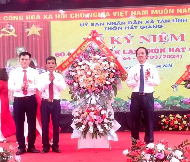 Ông Nguyễn Đức Anh, HUV, Phó Chủ tịch UBND huyện Ba Vì tặng hoa chúc mừng Ông Nguyễn Đức Anh, HUV, Phó Chủ tịch UBND huyện Ba Vì tặng hoa chúc mừng