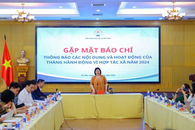 Bà Cao Xuân Thu Vân - Chủ tịch Liên minh HTX Việt Nam phát biểu tại buổi họp Bà Cao Xuân Thu Vân - Chủ tịch Liên minh HTX Việt Nam phát biểu tại buổi họp