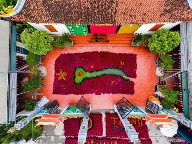 Khu trưng bày triển lãm làm tăm hương Quảng Phú Cầu có tạo hình đẹp mắt. Khu trưng bày triển lãm làm tăm hương Quảng Phú Cầu có tạo hình đẹp mắt.