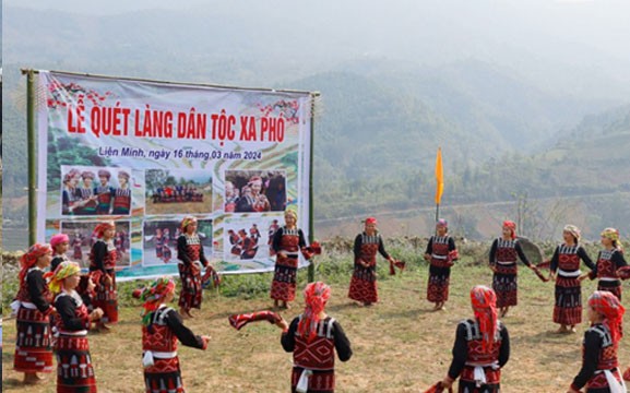 Tất cả người dân trong làng đều phải tham gia lễ hội quét làng Tất cả người dân trong làng đều phải tham gia lễ hội quét làng