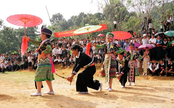 Phần hội náo nhiệt thu hút nhiều người dân tham gia. Phần hội náo nhiệt thu hút nhiều người dân tham gia.