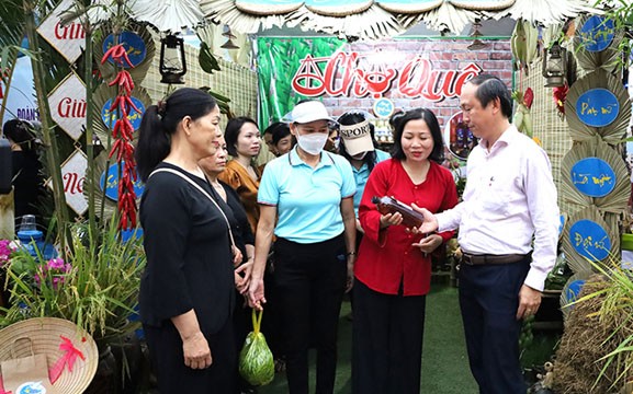 TP. Đồng Hới tạo mọi điều kiện để các sản phẩm OCOP tiếp cận gần hơn với người tiêu dùng. TP. Đồng Hới tạo mọi điều kiện để các sản phẩm OCOP tiếp cận gần hơn với người tiêu dùng.