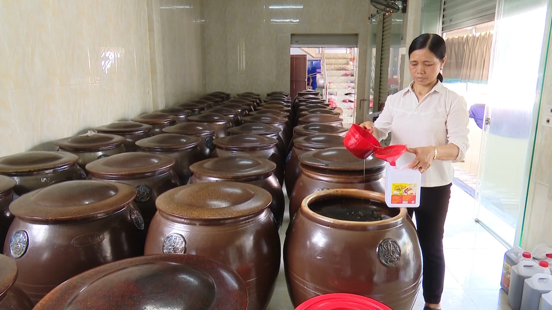 Nghề làm nước mắm giúp nhiều gia đình ở xã Nam Hải có thêm nguồn thu nhập ổn định. Nghề làm nước mắm giúp nhiều gia đình ở xã Nam Hải có thêm nguồn thu nhập ổn định.