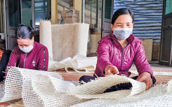 Làng nghề mây tre đan tại xã Thượng Hiền huyện Kiến Xương là một làng nghề vẫn gìn giữ được nét tinh hoa truyền thống. Làng nghề mây tre đan tại xã Thượng Hiền huyện Kiến Xương là một làng nghề vẫn gìn giữ được nét tinh hoa truyền thống.