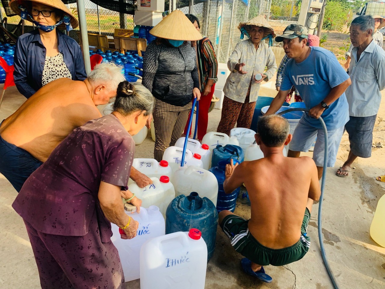 Tiền Giang: Nhóm thiện nguyện Tây Đô hỗ trợ nước sạch cho bà con ở Cù Lao Thuận Đông