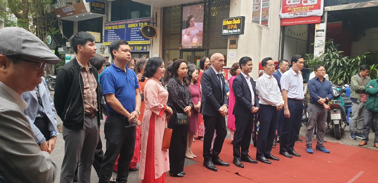 Khai mạc triển lãm “Chuyện Đình trong Phố” với câu chuyện nghề làm da giầy truyền thống