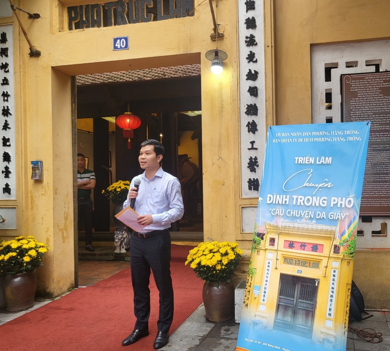 Khai mạc triển lãm “Chuyện Đình trong Phố” với câu chuyện nghề làm da giầy truyền thống