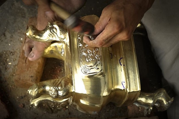 Một vài công đoạn trong quá trình tạo ra một chiếc lư đồng. Một vài công đoạn trong quá trình tạo ra một chiếc lư đồng.