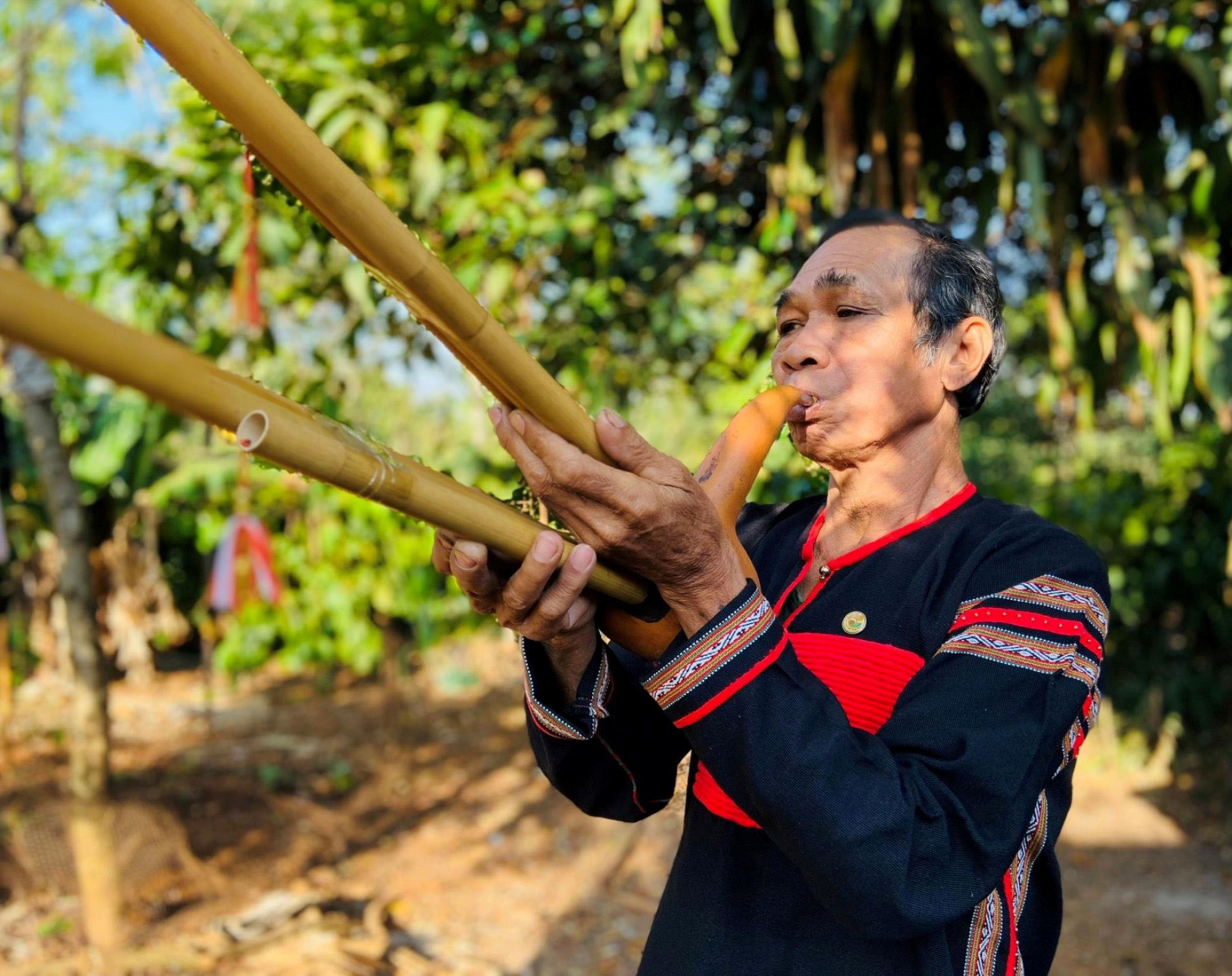 Nghệ nhân ưu tú Y Sim Ê ban sử dụng thuần thục nhiều loại nhạc cụ của đồng bào Ê đê Nghệ nhân ưu tú Y Sim Ê ban sử dụng thuần thục nhiều loại nhạc cụ của đồng bào Ê đê