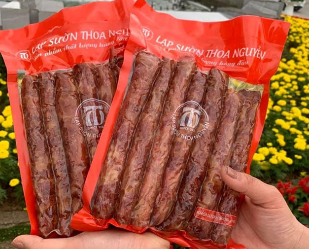 Cô gái trẻ phát triển thương hiệu lạp sườn gia truyền