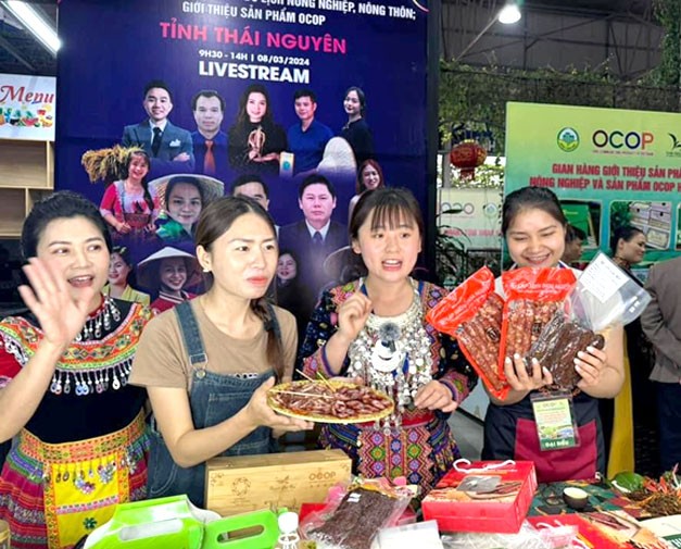 YếnThoa thường xuyên tham gia các hoạt động phấn đấu trở thành sản phẩm tiêu biểu và sản phẩm OCOP của địa phương.