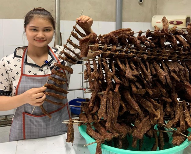 Nguyễn Thị Thoa đã tạo dựng cho mình thương hiệu lạp sườn gia truyền được nhiều người tiêu dùng ưa chuộm.