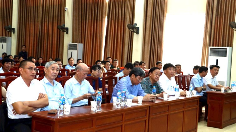 Các nhà khoa học giải đáp thắc mắc của người dân tại diễn đàn (Ảnh: Hương Giang).